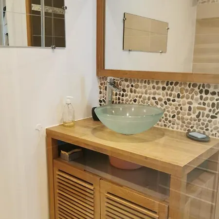 Nice Spacious House With Terrace In Hyeres דירה