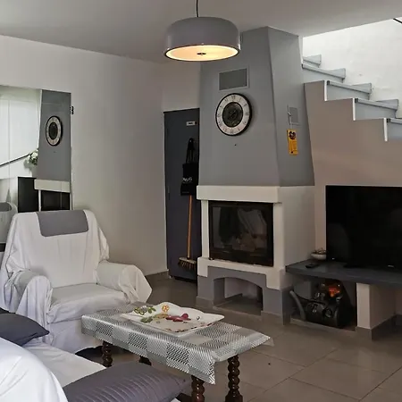 Nice Spacious House With Terrace In Hyeres דירה הייר